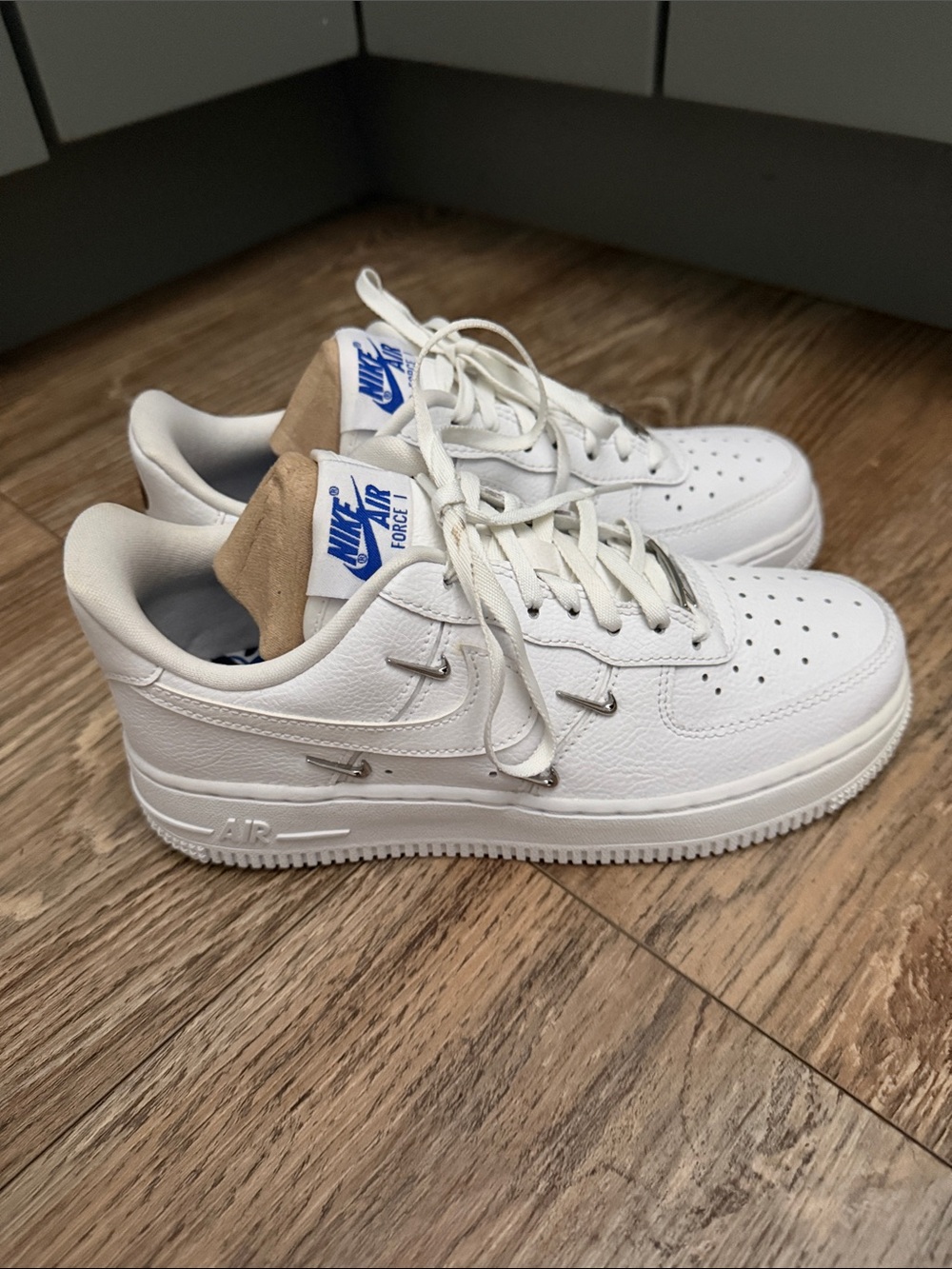 WOMEN'S NIKE AIR FORCE 1 '07 LV8 CASUAL SHOES